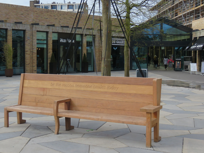 848638 Afbeelding van een nieuwe houten zitbank op het voorplein van Winkelcentrum De Gaard (Troosterhof) te Utrecht. ...